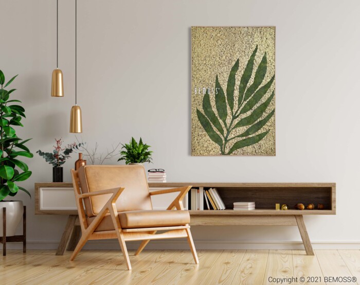 Een moderne woonkamer met een lichtbruine leren fauteuil, een houten dressoir en twee hangende hanglampen. Aan de linkerkant staat een grote groene plant en aan de muur hangt een ingelijste Earth Albardo met varenbladeren en het woord 