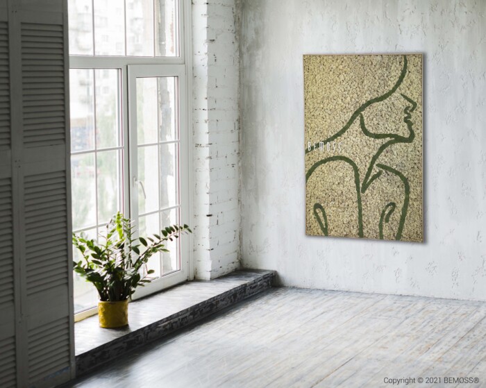 Een minimalistische kamer met witte muren met structuur en houten vloeren is voorzien van een Earth Joao-mosschilderij. Aan de muur hangt een schilderij met een abstracte gezichtsomtrek. Een potplant staat bij een groot raam dat natuurlijk licht binnenlaat en de ruimte verlicht. Het schilderij is ondertekend met 