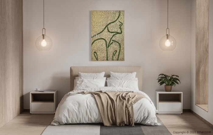 Een moderne slaapkamer met een neutraal kleurenschema is voorzien van een tweepersoonsbed met wit beddengoed en een beige deken. Boven het bed hangt een minimalistisch lijnkunstportret, aangevuld met een Earth Joao. De kamer is voorzien van twee nachtkastjes, hanglampen en een kleine plant op de rechtertafel.