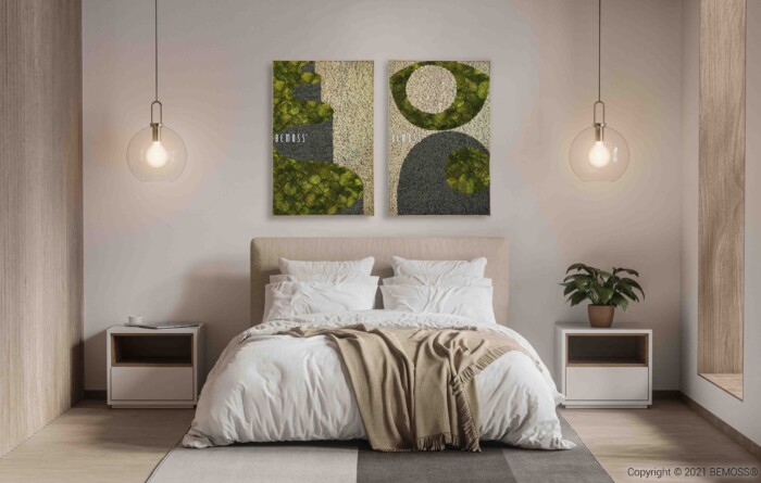 Een moderne slaapkamer met een tweepersoonsbed voorzien van wit beddengoed en diverse kussens. Boven het bed hangen twee abstracte kunstwerken met groene en beige tinten. De kamer beschikt over hanglampen, een Earth Jerte aan de muur, een plant op een nachtkastje en neutraal gekleurde muren en vloeren.