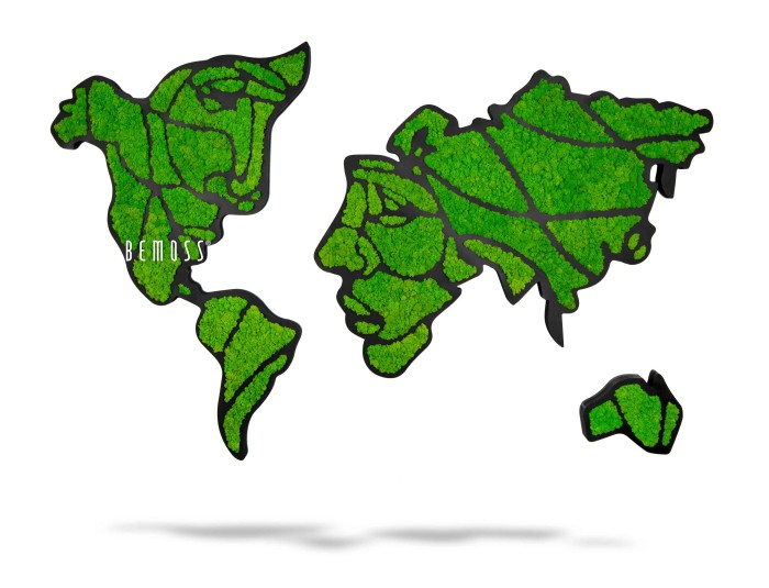 Een wereldkaart is geïllustreerd met continenten gevormd door groene vegetatie, die lijkt op een Mosschilderij Wereldkaart Gezichten (160x100cm). Artistieke, abstracte gezichtscontouren zijn ingebed in de continenten. Het woord 