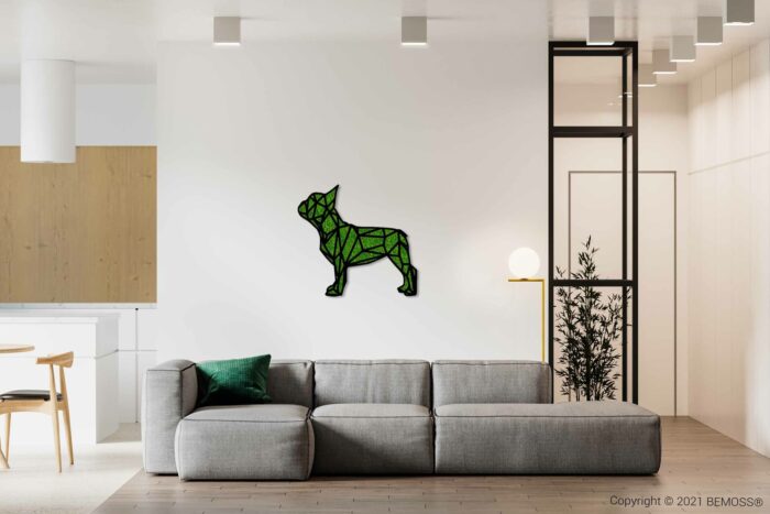 Moderne woonkamer met een grijze sectionele bank en een groen accentkussen in het midden. Boven de bank hangt een BEMOSS moschilderij met een afbeelding van een hond. De kamer heeft een minimalistisch ontwerp met witte muren en lichte houten elementen, waaronder een nabijgelegen keuken.