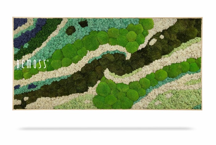 Een rechthoekige Mosschilderij BEMOSS® ORTHO SWIRL gemaakt van geconserveerd mos, gerangschikt in een abstract patroon met verschillende tinten groen, wit en blauw dat lijkt op een topografische kaart. Op het kunstwerk staat het woord 