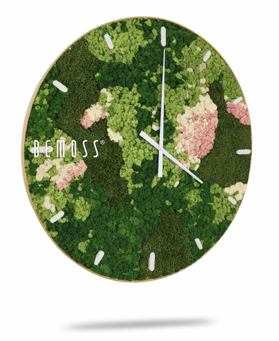 Een ronde klok met een uniek ontwerp met verschillende tinten groen en roze mos op de wijzerplaat, die doet denken aan een Mos klok BEMOSS® ORTHO SPRING met wijzerplaat. De klok heeft witte uren- en minutenwijzers, samen met witte uurmarkeringen. De merknaam 