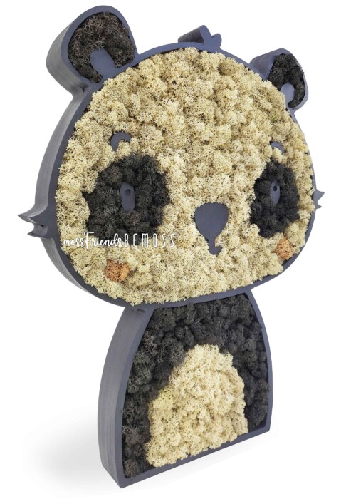 Een decoratief wandstuk in de vorm van een panda, deze BEMOSS moschilderij is voorzien van verschillende kleuren mos. De bemoste delen vormen de gelaatstrekken en het lichaam van de panda, met zwart mos voor de ogen, oren, neus en voeten, en lichter mos voor het gezicht en de buik. De woorden 