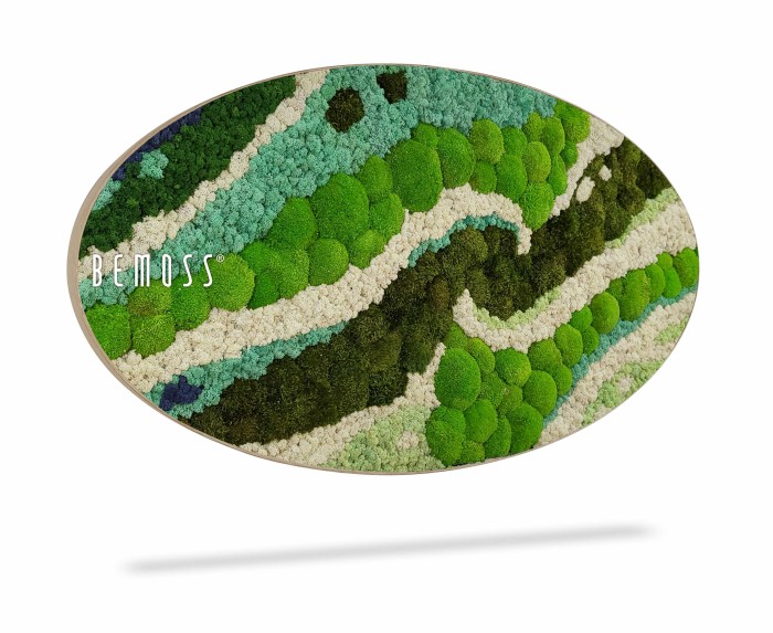 Een ovaalvormige Mosschilderij Ellips BEMOSS® ORTHO TORRES met een verscheidenheid aan groen, blauwgroen en crème mos gerangschikt in een golvend, abstract patroon. Aan de linkerkant staat de tekst 