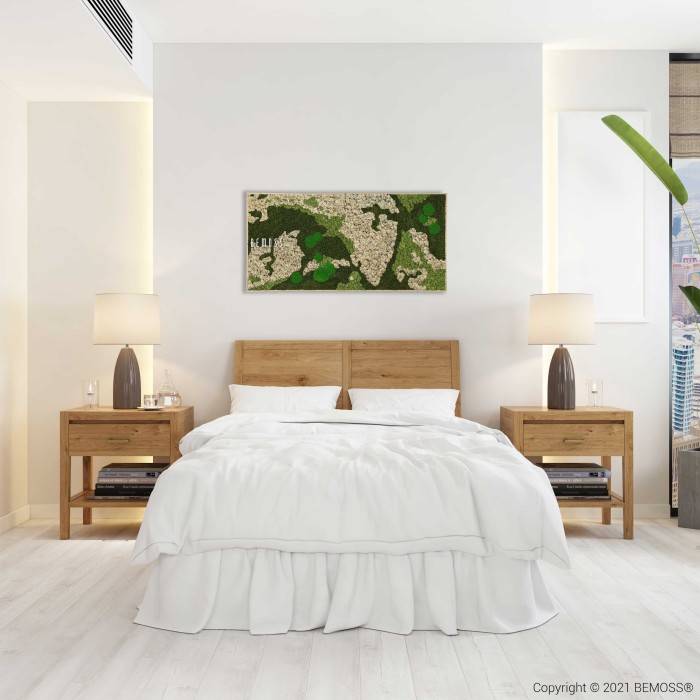 Een moderne slaapkamer met een houten bedframe en wit beddengoed. Twee bijpassende houten nachtkastjes met tafellampen flankeren het bed. Boven het bed hangt een Mosschilderij BEMOSS® ORTHO NATURAL, wat een vleugje natuur aan het decor toevoegt. De kamer heeft lichtgekleurde muren en een groot raam.