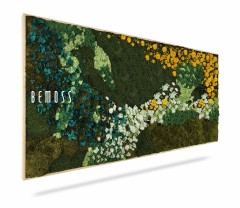 Een ingelijst botanisch kunstwerk aan de muur met een mix van geconserveerd groen mos, witte, blauwe en gele bloemen. Het semi-abstracte ontwerp vormt een levendig en gestructureerd landschap. Aan de linkerkant van het moswandpaneel is het woord "Mosschilderij PLANTEN Arce" zichtbaar.