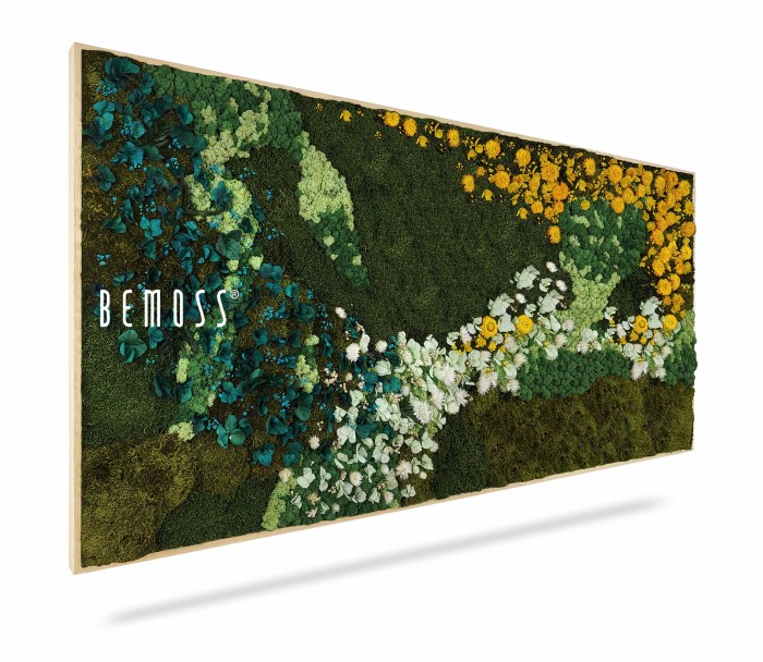 Een ingelijst botanisch kunstwerk aan de muur met een mix van geconserveerd groen mos, witte, blauwe en gele bloemen. Het semi-abstracte ontwerp vormt een levendig en gestructureerd landschap. Aan de linkerkant van het moswandpaneel is het woord 