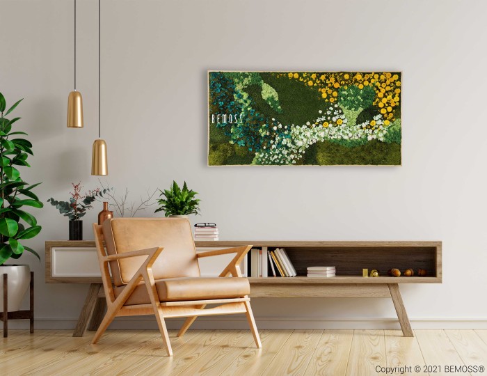 Een moderne woonkamer is voorzien van een lichtbruine fauteuil, een houten consoletafel en een plant in de hoek. Boven de consoletafel hangt een levendige Mosschilderij PLANTEN Arce die een vleugje elegantie van de natuur toevoegt. Aan het plafond hangen twee hanglampen die warm licht op de houten vloer werpen. De kamer voelt luchtig en goed verlicht aan.