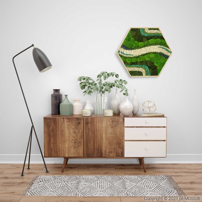 Een stijlvolle kamer is voorzien van een modern houten dressoir uit het midden van de eeuw met witte laden, versierd met decoratieve vazen en een geometrische sculptuur. Daarboven hangt een Moshexagon BEMOSS® ORTHO BORJA-stuk. Een strakke vloerlamp en een vloerkleed met patroon maken de gezellige, eigentijdse inrichting compleet.