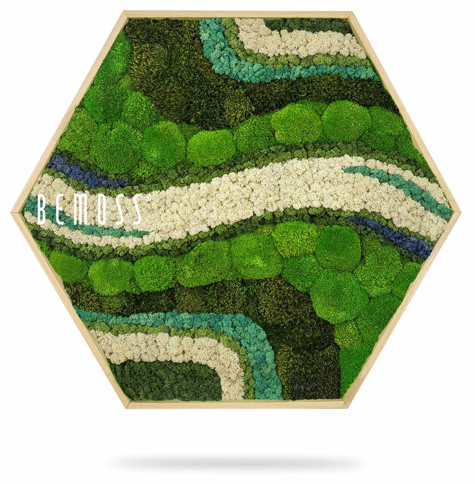 Een zeshoekig houten frame toont een ingewikkelde opstelling van bewaarde mossen in verschillende tinten groen, wit en blauw. Het ontwerp lijkt op een rivier die door een weelderig landschap kronkelt, met het woord 