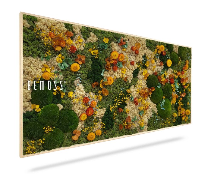 Een rechthoekig kunstwerk aan de muur bedekt met een arrangement van verschillende bewaarde bloemen en groen mos, met levendige gele, oranje en groene tinten. Op het lichtgekleurde frame staat het woord 