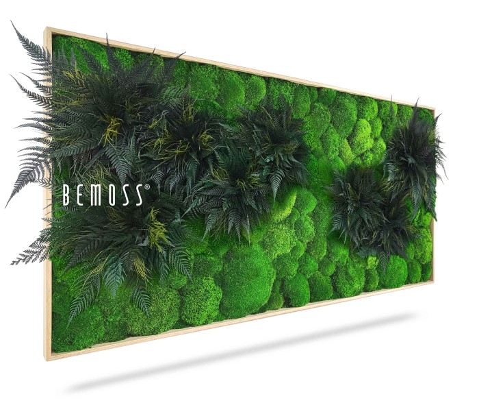 Een rechthoekig Mosschilderij PLANTEN Lomo wandframe heeft een levendig groen mos- en varenontwerp, waardoor een weelderig, gestructureerd geheel ontstaat. Het blad is dicht en gevarieerd, waardoor de indruk ontstaat van een natuurlijke, verticale tuin. Op de hoek van deze elegante moswand staat trots het 