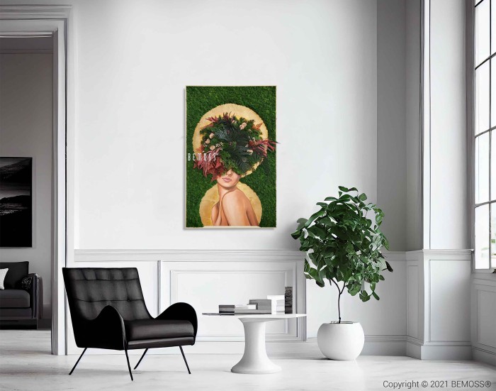 Een moderne woonkamer met witte muren is voorzien van een zwarte fauteuil, een kleine ronde witte tafel en een potplant. Aan de muur hangt een levendig kunstwerk van een vrouw met een bloemenhoofdtooi tegen een groene achtergrond. Een prachtige Femme ROUGE voegt weelderige textuur toe aan een hoek. Een ander kunstwerk is gedeeltelijk zichtbaar in een aangrenzende kamer.