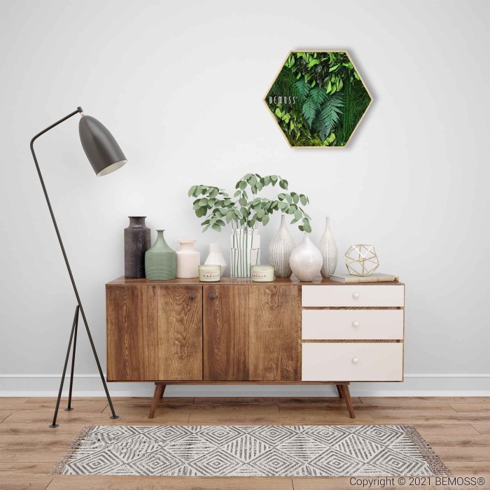 Een modern interieurtafereel met een houten dressoir versierd met diverse vazen en planten. Hierboven hangt een BEMOSS moschilderij aan de muur. Links staat een strakke vloerlamp en voor het dressoir ligt een vloerkleed met een patroon.