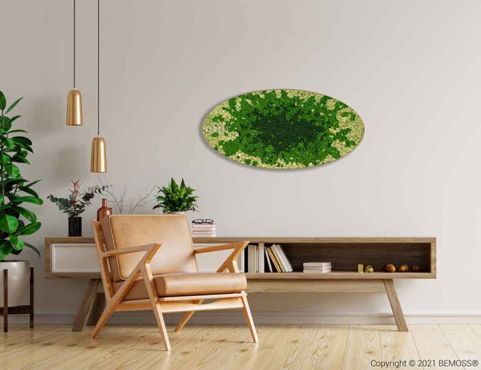 Een moderne woonkamer met een houten stoel en bijzettafel. Tegen de muur is een witte consoletafel met planken geplaatst, versierd met kleine decoritems. Boven de tafel is een ovaalvormig kunstwerk BEMOSS moschilderij aan de muur gemonteerd. De vloer is van licht hout.