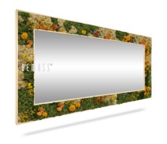 Een rechthoekige spiegel met een sierlijke lijst met een mix van groen blad, gele bloemen en kleine oranje accenten. Het frame heeft een op de natuur geïnspireerd ontwerp, waardoor het een frisse en aardse uitstraling heeft. Aan de linkerkant van de spiegel is de merknaam "BEMOSS" zichtbaar.